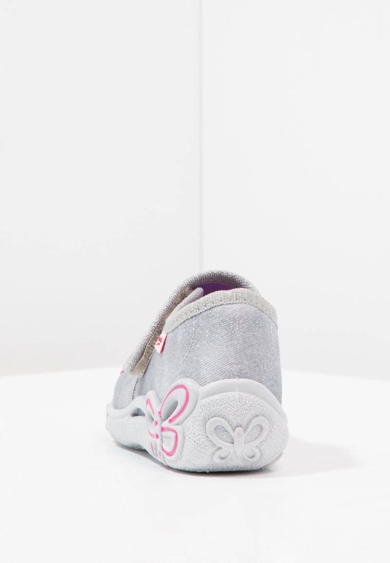 Grauer Slipper mit einem weichen Obermaterial, pinken Akzenten und einem Schmetterlingsdesign auf der Sohle. Verfügt über eine gepolsterte Ferse für zusätzlichen Komfort.