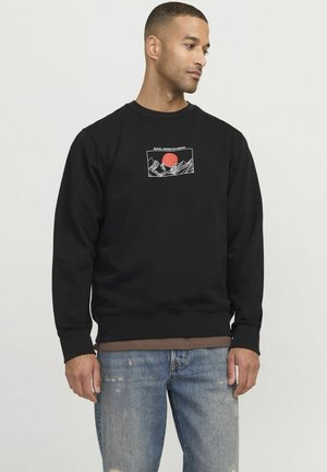 Sort sweatshirt med grafik af bjerge og en rød sol. Har ribbede manchetter og kant, afslappet pasform og rund halsudskæring.