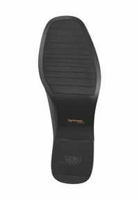 Semelle de chaussure en caoutchouc noir avec surface texturée, rainures et accents surélevés. Présente un logo embossé en doré près du centre.