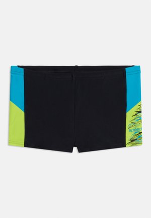 Čierne plavecké trenky s modrými a neónovo zelenými panelmi na stranách, so geometrickým vzorom a logom Speedo na pravej strane.
