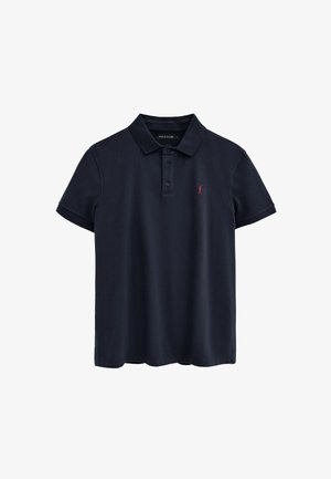 Polo de manga corta azul marino con cuello, tres botones y pequeño logo bordado en rojo en el lado izquierdo del pecho.