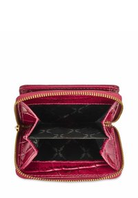 Czerwony portfel z faux skóry krokodyla z złotym zamkiem, z dwiema przegrodami i czarnym wnętrzem z delikatnym wzorem.