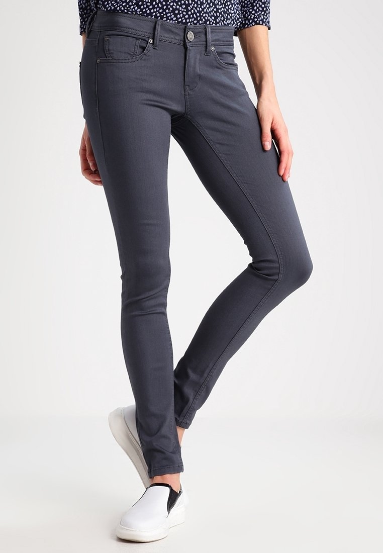 Jean skinny gris en coton extensible, avec cinq poches, fermeture à bouton à l'avant et une finition lisse.