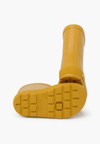 Stivali di gomma gialli con suole testurizzate, caratterizzati da un design al ginocchio e una finitura liscia, ideali per condizioni di bagnato.