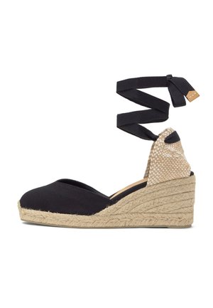 Sort lærreds kileespadrille med beige flettet jutesål og lang sort bånd til at binde om anklen.