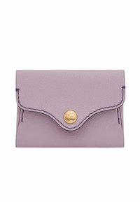 Cartera de cuero lila con diseño de solapa con ondas, cierre de botón dorado y detalle de costura en contraste. Compacta y con un acabado texturizado.