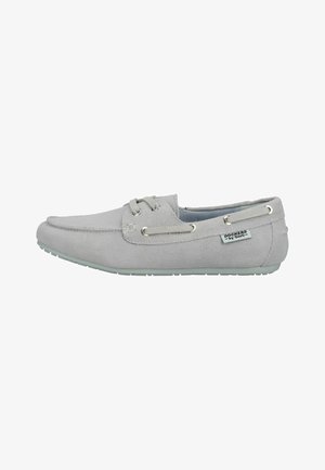 Lichtgrijze suède herenloafer met veterdetails, rubberen zool en "Dockers by Gerli" label aan de zijkant.