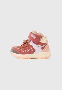 Bottes de randonnée pour enfants en tons rouges et roses ; fabriquées en matériaux synthétiques avec une surface texturée, des inserts en mesh et une sangle réglable.