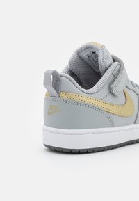 Nike Sportswear NIKE COURT BOROUGH LOW 2 (TD) - Sapatilhas - light smoke grey/metallic gold star/iron grey