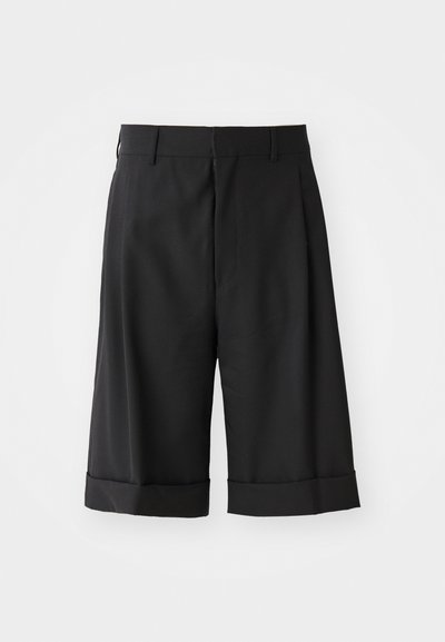 Sorte skreddersydde shorts laget av et glatt stoff, med rullet kant, frontfolder og en klassisk midje med beltehanker.