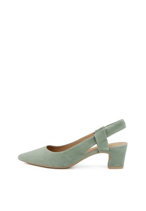 Scarpa slingback in camoscio verde con punta affilata e tacco a blocco su sfondo bianco.