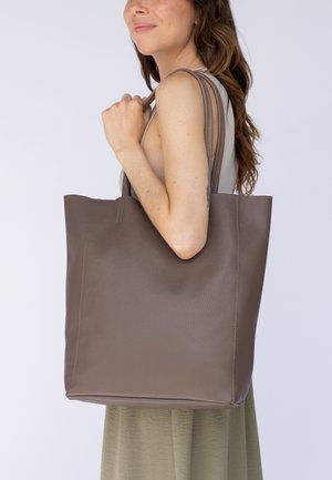 Gusti Leder, BIG WOMAN HANDBAG VILMA - Shopping bags - braun
