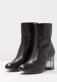 Marcel Ostertag x Tamaris Kotníkové boty - black