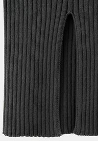 Primer plano de tela de punto acanalada de color gris oscuro con una abertura en forma de ranura vertical en el centro.