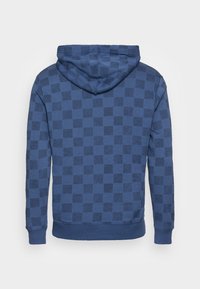 Felpa blu con cappuccio caratterizzato da un motivo a scacchi in diverse tonalità di blu, il tessuto è morbido con una finitura testurizzata, include un cappuccio regolabile con lacci.