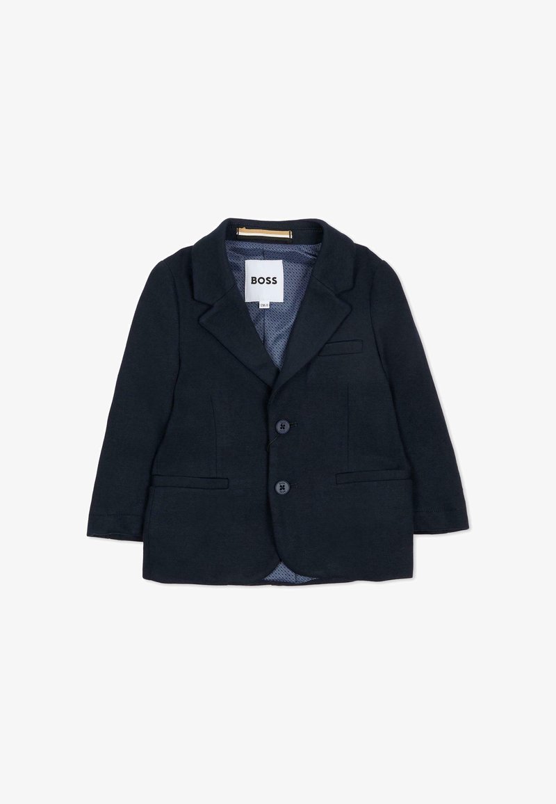 Blazer pour enfants noir avec col à revers, deux boutons, poches avant et étiquette intérieure de marque indiquant "BOSS", présenté sur un fond blanc.