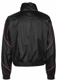Zwart cropped jack van lichtgewicht materiaal. Heeft een hoge kraag, rode piping accenten en elastische mouwen en onderkant.