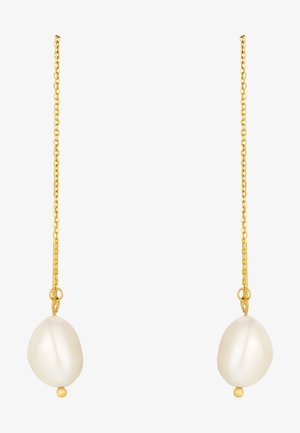 Goldene Kettenohrringe mit großen weißen Barockperlen, die eine glatte Textur und unregelmäßige Form aufweisen, hängen an zarten Gliedern.