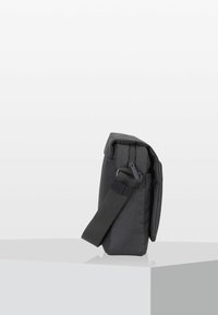 Borsa a tracolla grigia con superficie testurizzata, parte superiore pieghevole, tracolla regolabile e chiusura in metallo per supporto.
