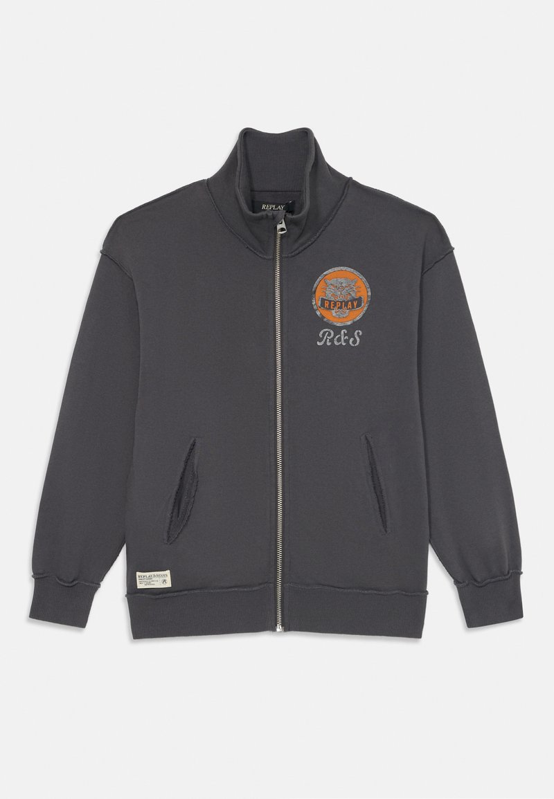 Tamno siva dukserica na zip s visokim ovratnikom, s vezanim logotipom na prsima i dva prednja dzepa. Mekana tekstura s rebrastim manžetama.