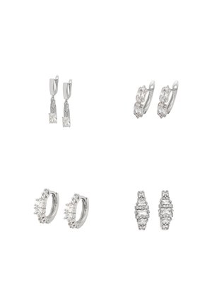 Vier paar oorbellen: twee zilveren druppel oorbellen met vierkante kristallen, één paar zilveren creolen met ronde kristallen en één paar zilveren studs.