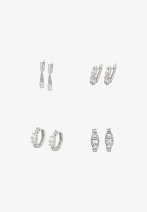 Vier Paar Ohrringe: zwei silberne Anhängerohrringe mit quadratischen Kristallen, ein Paar silberne Creolen mit runden Kristallen und ein Paar silberne Stecker.