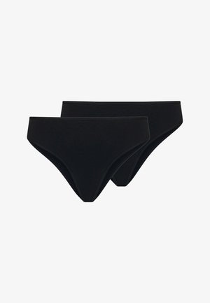 Due slip nere semplici da donna taglio bikini, impilate una leggermente dietro l'altra, su sfondo bianco.