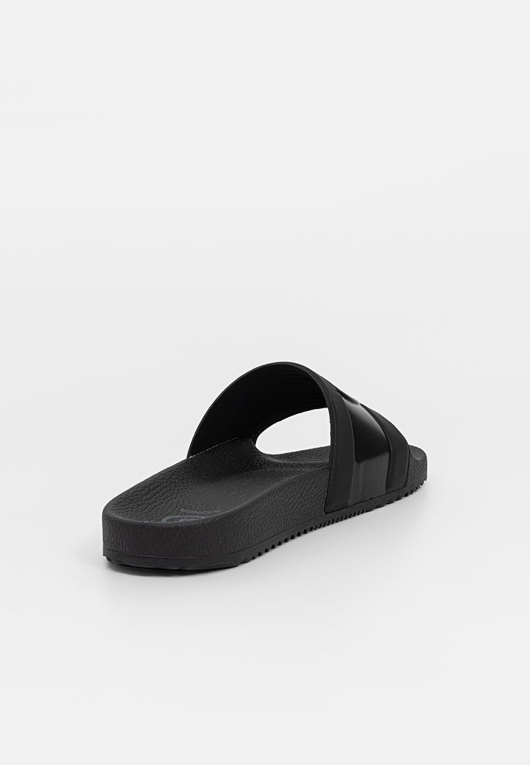 Schwarze Rutschsandale mit einer strukturierten Gummisohle, einem breiten oberen Riemen mit drei horizontalen Akzenten und einem offenen Rückendesign.