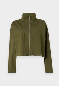 Chaqueta recortada de color verde oliva con cremallera, confeccionada en un tejido suave, que presenta un cuello alto y dos bolsillos de parche en la parte frontal. Textura lisa, diseño minimalista.