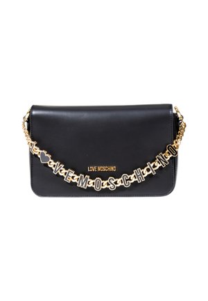 Sac en cuir noir avec une bandoulière en chaîne dorée arborant des lettres en bloc indiquant "LOVE MOSCHINO." Texture lisse et design épuré.