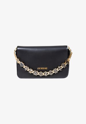 Sac en cuir noir avec une bandoulière en chaîne dorée arborant des lettres en bloc indiquant "LOVE MOSCHINO." Texture lisse et design épuré.
