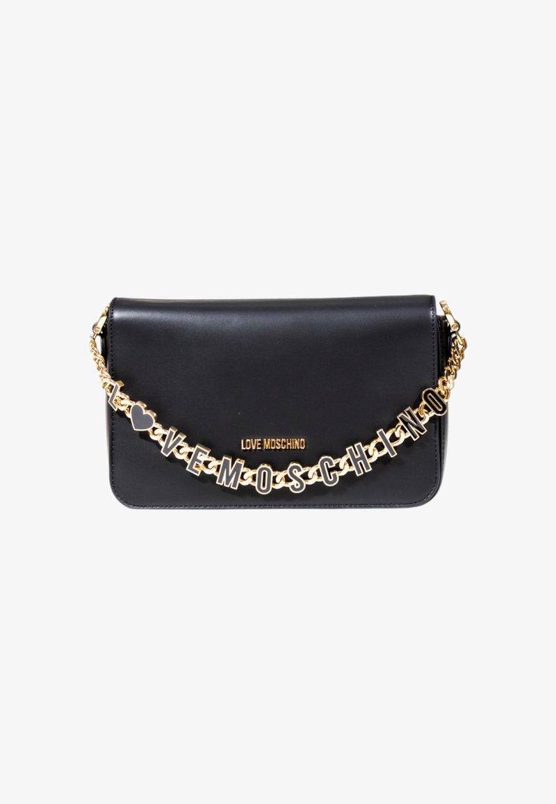 Borsa a spalla in pelle nera con tracolla in catena dorata, decorata da accenti in lettere maiuscole che scrivono "LOVE MOSCHINO". Texture liscia e design elegante.