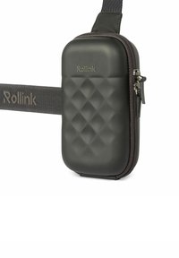 Funda rígida negra con textura acolchada, que cuenta con un zipper texturizado y una correa desmontable con la marca "Rollink".