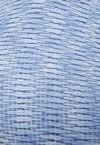 Tecido de malha em vários tons de azul, apresentando um padrão texturizado de linhas horizontais e verticais com acentos mais claros ocasionais.