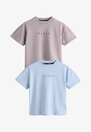 To T-shirts med korte ærmer og rund hals, en i mauve og en i lyseblå, begge med "BAKER by Ted Baker" trykt på forsiden.