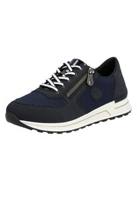 Chaussure de sport bleu marine en matériaux mesh et daim, avec des lacets blancs, détail de fermeture éclair sur le côté, semelle texturée et accent de logo sur le côté.