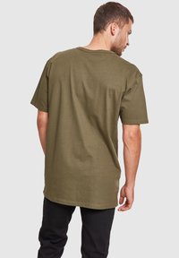 Urban Classics Základné tričko - olive