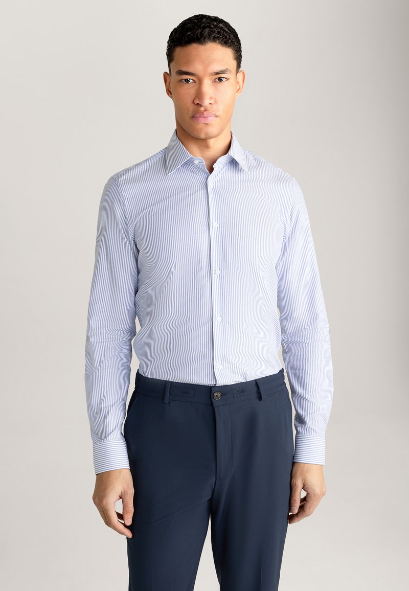 Hellblau gestreiftes Hemd mit Button-Down-Kragen, langen Ärmeln und schlanker Passform, kombiniert mit dunkelblauen Hosen.