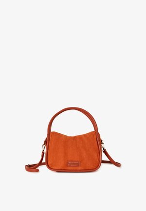 Koralfarbene Cordtasche mit gebogenem oberen Teil, Lederakzenten, verstellbarem Gurt und rechteckigem Logo-Plakette auf der Vorderseite.