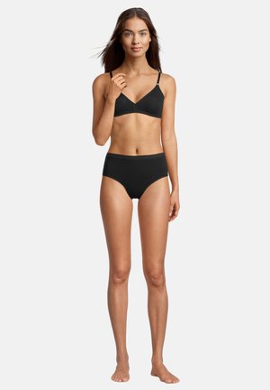 Reggiseno nero con spalline sottili e forma triangolare, abbinato a slip neri a vita alta. Entrambi hanno una texture liscia e opaca.