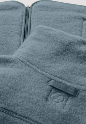 Fleece ritsjack in zacht, gemêleerd blauw materiaal. Kenmerkt zich door een gestructureerd oppervlak, ritssluiting en een klein logo-embleem aan de linkerkant.