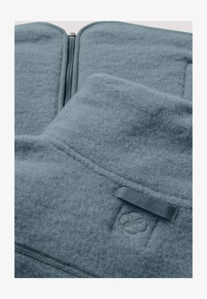 Fleece ritsjack in zacht, gemêleerd blauw materiaal. Kenmerkt zich door een gestructureerd oppervlak, ritssluiting en een klein logo-embleem aan de linkerkant.