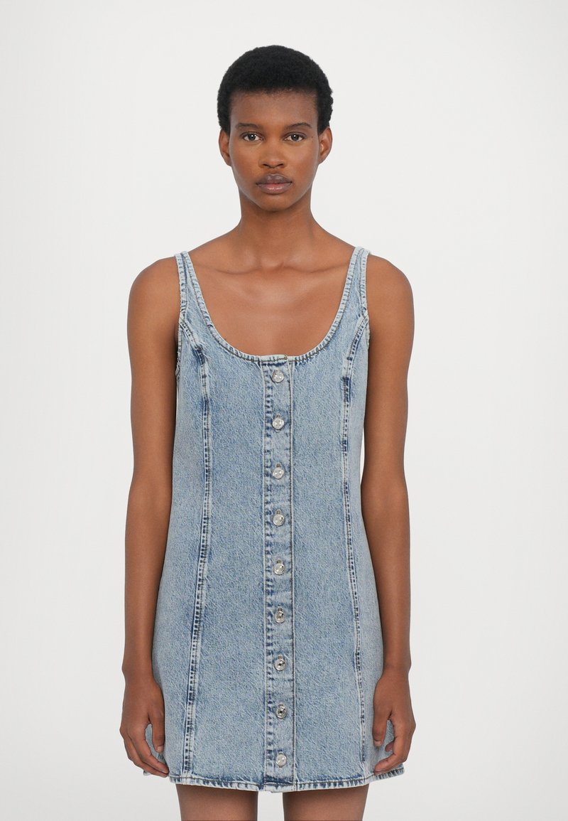 Denim dress in light blue, sleeveless, with a scoop neckline and front button closure. Features vertical seams and a straight silhouette.