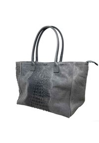 Šedá taška přes rameno vyrobená z semiše s embosovanou krokodýlí texturou, dvěma koženými uchy a strukturovaným tvarem. Má kontrastní prošívání a zipové uzavírání.