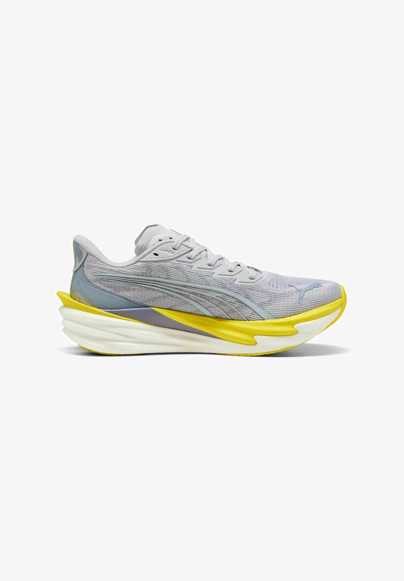 Chaussure de course gris clair avec semelle amortie jaune et blanche, dessus en mesh et design élégant pour la performance athlétique.
