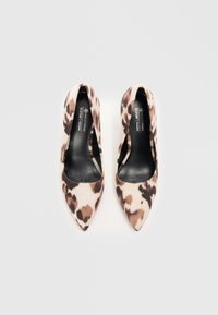 Des escarpins à bout pointu en tissu imprimé léopard beige et marron, avec un intérieur noir lisse et des talons fins pour un profil élancé.