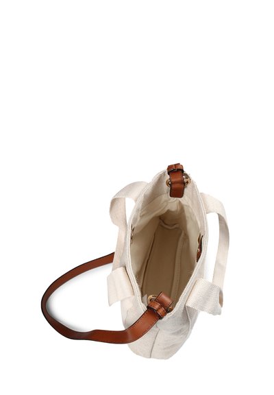 Borsa in tela beige con manici in pelle marrone. Design aperto nella parte superiore che mostra un ampio interno. Presenta dettagli metallici e cuciture rinforzate.