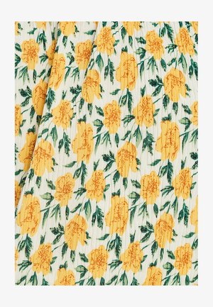 Tessuto floreale con fiori di tagete gialli e foglie verdi su sfondo bianco; la texture appare morbida e leggermente rigata.