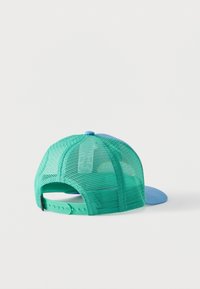 Μπλε και πράσινο καπέλο snapback με δίχτυ και ρυθμιζόμενο πλαστικό λουράκι, παρουσιασμένο από το πίσω μέρος σε λευκό φόντο.