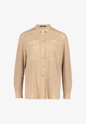 Beige Hemd mit Knopfleiste, perforiertem Design, langen Ärmeln, zwei Brusttaschen und silbernen Knöpfen. Weiche Stoffstruktur.